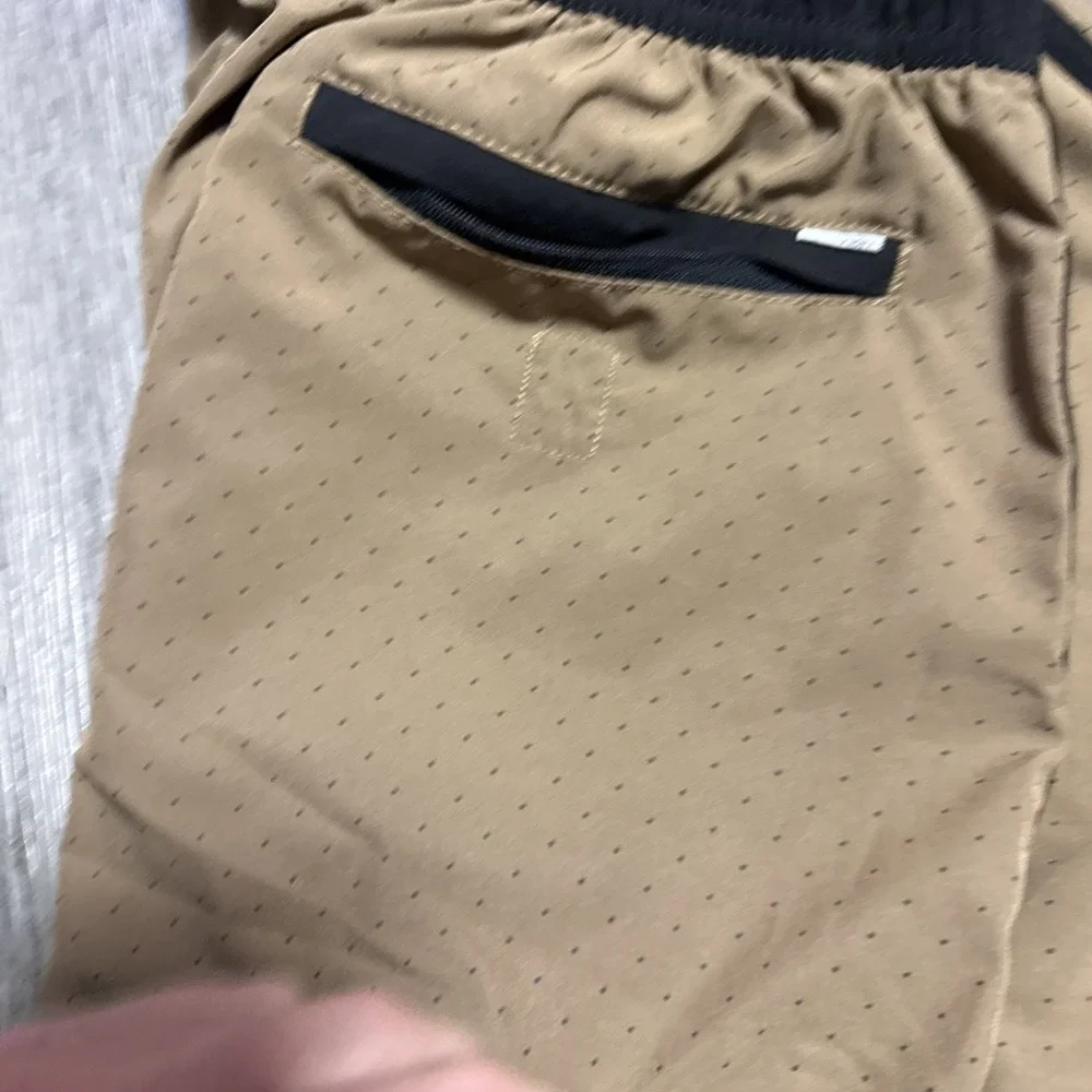 Vuori Banks Shorts Mens Small Brown 7 in Athletic Stretch Drawstring Zip Pockets